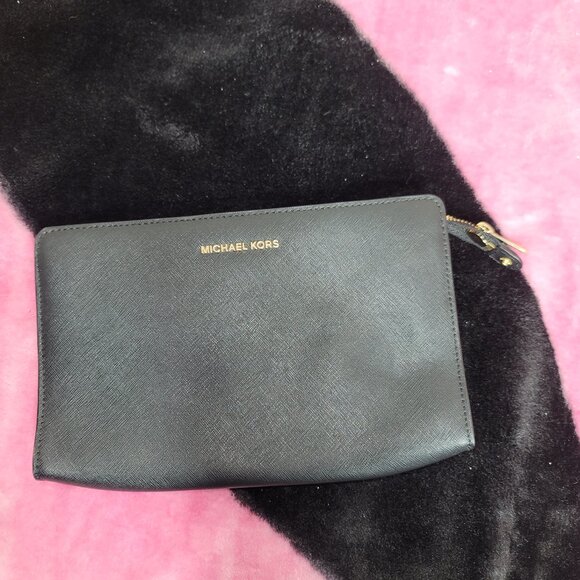 Michael Kors Leslie Medium Messenger Bag - Picture 1 of 4